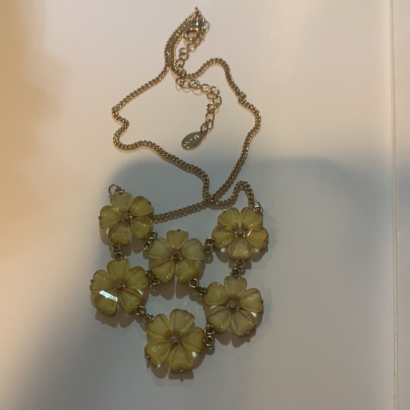 Aldo necklace gold tone flowers. - Picture 4 of 5